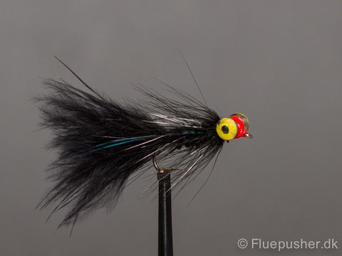 Tiefschwarzer, wolliger Mistkerl im Winter